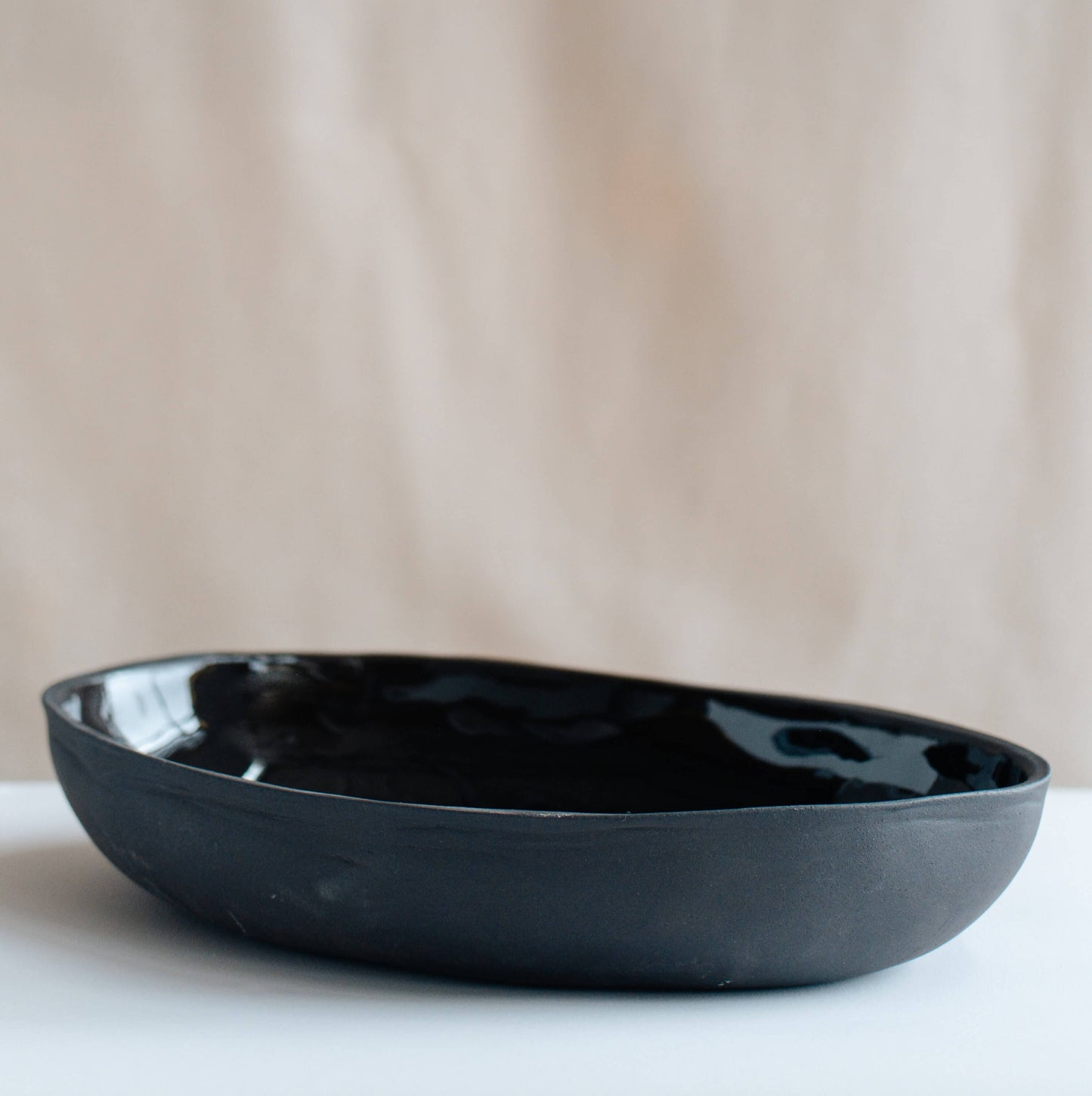 KAKI ovale schaal van zwart keramiek